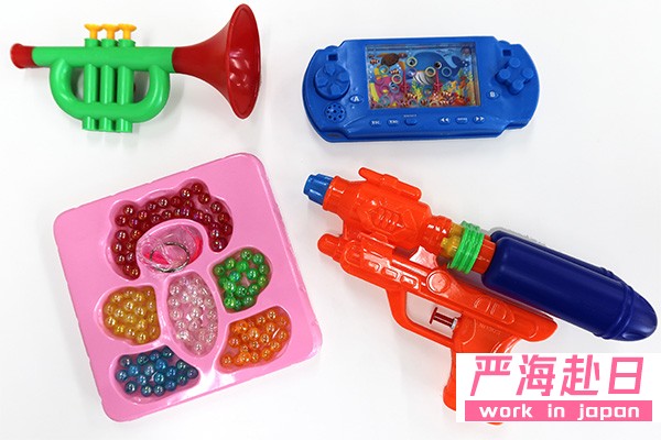 有娃娃家玩具、玩具武器，還有更多種類的商品可供選擇，這些玩具區(qū)給孩子們帶來了純真無邪的快樂。